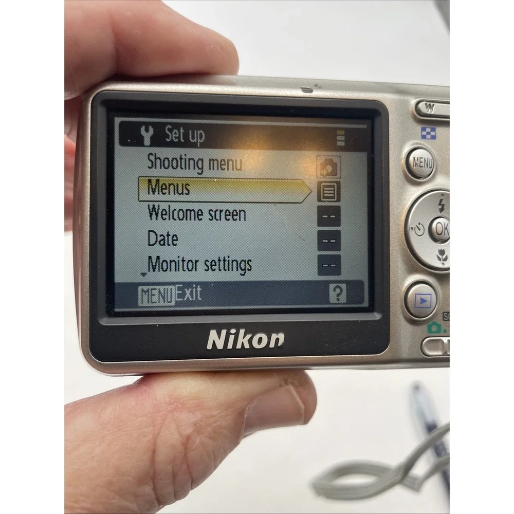 Nikon Coolpix L6 6MP Digital Camera 3X Optical Zoom+CD+Manuals +Case Tested Fine